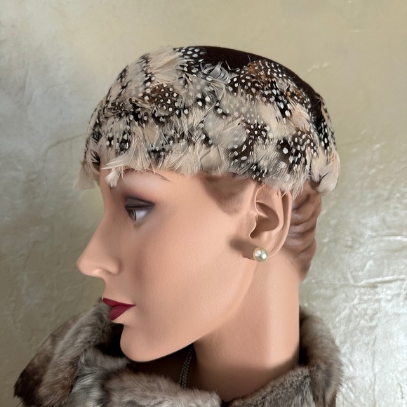 LOVELY 1950s\' BROWN FELT CAP WITH FEATHERS